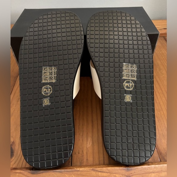 PrettyLittleThing Dorenea Chunky Platform Flip Flop Sandals Cream Size 8 New - Picture 6 of 11